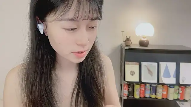 Snapshot of Onechestnut chatting on 05/17/26, 03:48 Onechestnut online show from 05/17/26, 03:48