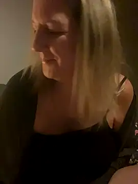 Snapshot of X-Victoria-X chatting on 10/13/25, 04:01 X-Victoria-X online show from 10/13/25, 04:01