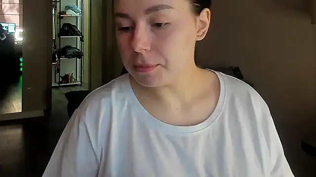 Snapshot of Di_na_Bell chatting on 04/30/26, 05:47 Di na Bell online show from 04/30/26, 05:47