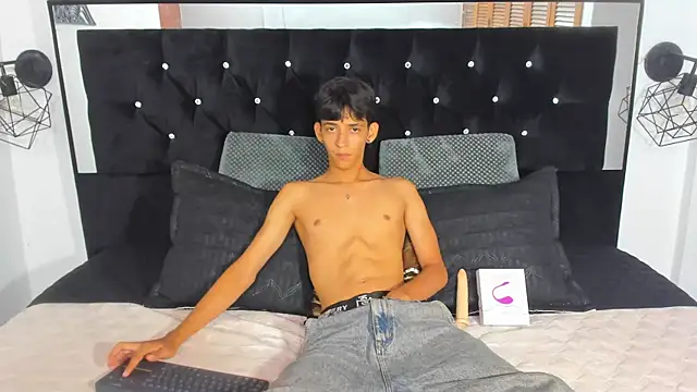 Sebas cat online show from 10/12/25, 11:04