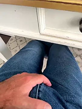 Snapshot of cyclone1212 chatting on 10/24/25, 01:40 cyclone1212 online show from 10/24/25, 01:40