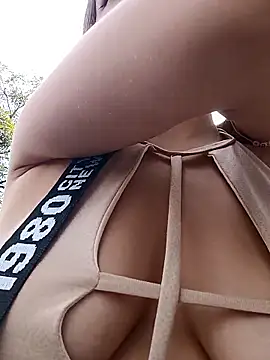 Snapshot of Arii_collins1 chatting on 10/20/25, 02:06 Arii collins1 online show from 10/20/25, 02:06