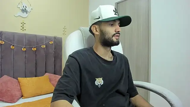 Snapshot of Ryan_Jackson_ chatting on 10/13/25, 10:43 Ryan Jackson  online show from 10/13/25, 10:43