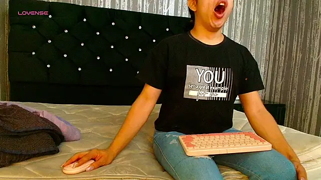 Alicee Moonn online show from 04/23/26, 07:05