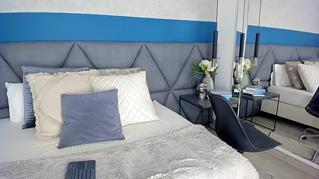 Mia Roswell online show from 10/23/25, 11:03