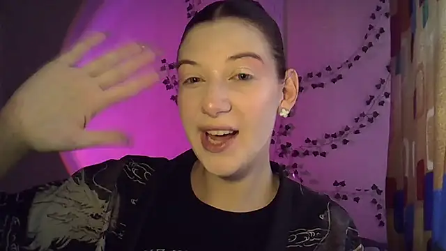 Snapshot of Lily_Ember chatting on 10/17/25, 10:18 Lily Ember online show from 10/17/25, 10:18