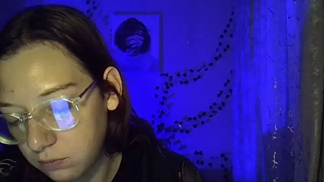 Snapshot of Lily_Ember chatting on 10/20/25, 04:51 Lily Ember online show from 10/20/25, 04:51