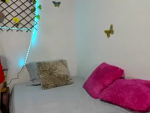 Snapshot of TamiDesire chatting on 10/13/25, 08:42 TamiDesire online show from 10/13/25, 08:42