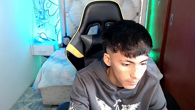 Snapshot of yiisu_ chatting on 10/18/25, 12:17 yiisu  online show from 10/18/25, 12:17