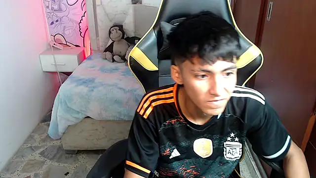 Snapshot of yiisu_ chatting on 10/25/25, 12:13 yiisu  online show from 10/25/25, 12:13