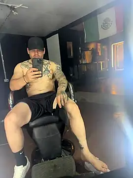 Snapshot of crazybarber69 chatting on 09/19/25, 06:48 crazybarber69 online show from 09/19/25, 06:48