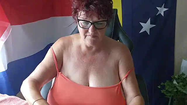 Snapshot of -Curvy- chatting on 06/23/26, 08:45 -Curvy- online show from 06/23/26, 08:45