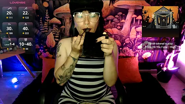 LunaBunny8 online show from 10/18/25, 07:31