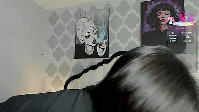 SarahMiler  online show from 10/27/25, 08:02