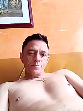 Snapshot of leon8013A chatting on 10/17/25, 02:41 leon8013A online show from 10/17/25, 02:41