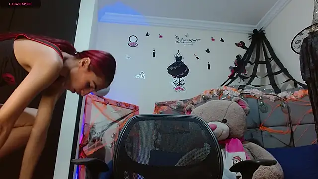 Snapshot of Kitty_Slim chatting on 10/23/25, 01:32 Kitty Slim online show from 10/23/25, 01:32