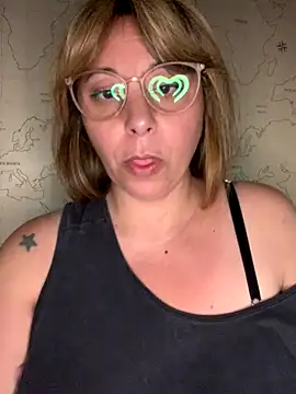 Snapshot of LupeLok chatting on 12/18/25, 11:33 LupeLok online show from 12/18/25, 11:33