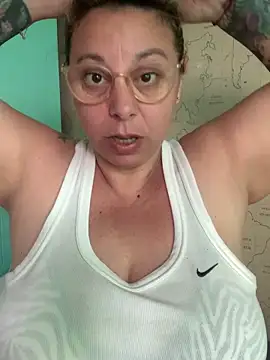 Snapshot of LupeLok chatting on 12/20/25, 01:07 LupeLok online show from 12/20/25, 01:07