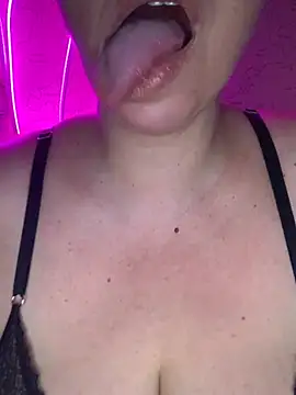 Snapshot of LupeLok chatting on 01/15/26, 12:26 LupeLok online show from 01/15/26, 12:26