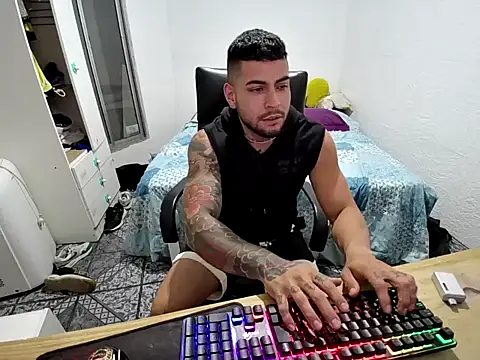 CaroyGonza online show from 12/01/25, 04:39