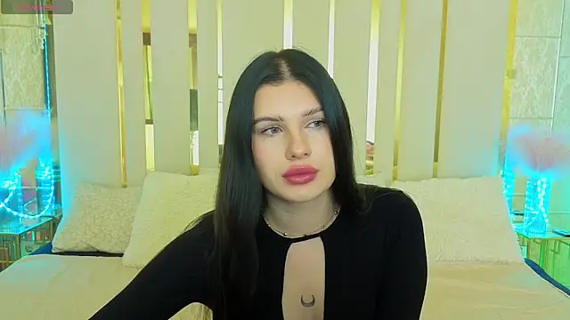 Snapshot of Neyla_Charm chatting on 10/27/25, 01:48 Neyla Charm online show from 10/27/25, 01:48