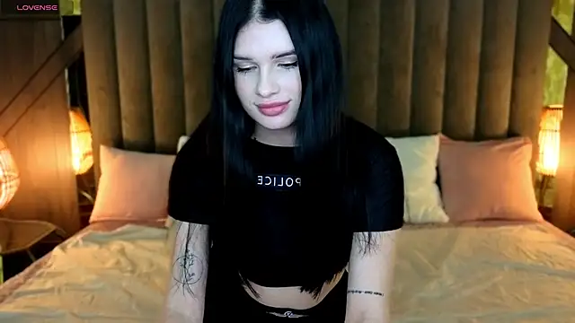 Snapshot of Neyla_Charm chatting on 11/16/25, 02:22 Neyla Charm online show from 11/16/25, 02:22