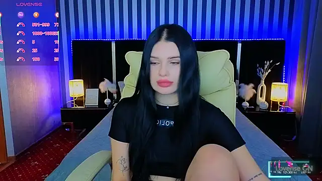 Snapshot of Neyla_Charm chatting on 11/18/25, 02:43 Neyla Charm online show from 11/18/25, 02:43