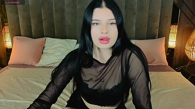 Snapshot of Neyla_Charm chatting on 11/19/25, 08:31 Neyla Charm online show from 11/19/25, 08:31