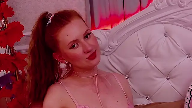 SaraMoor online show from 10/31/25, 09:16