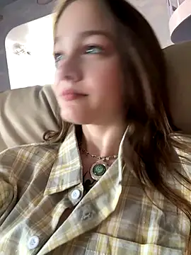 Snapshot of MichelleRoux chatting on 09/15/25, 10:48 MichelleRoux online show from 09/15/25, 10:48