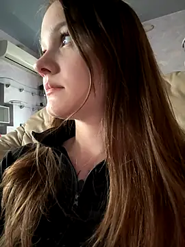 Snapshot of MichelleRoux chatting on 09/21/25, 10:39 MichelleRoux online show from 09/21/25, 10:39
