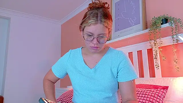 Snapshot of BelaMiller_ chatting on 09/29/25, 11:37 BelaMiller online show from 09/29/25, 11:37