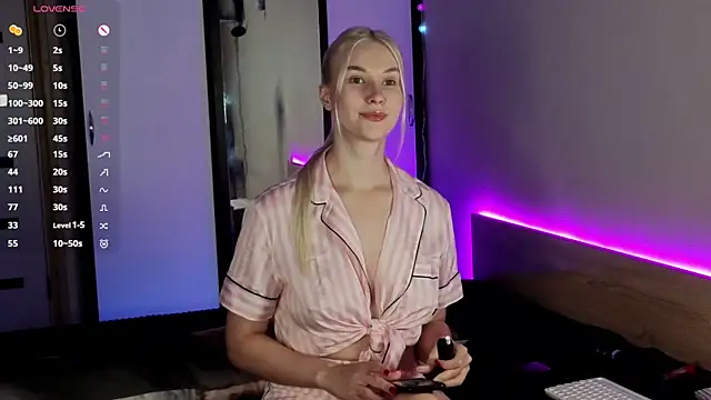 Snapshot of HitchcocianBlonde chatting on 10/01/25, 06:03 HitchcocianBlonde online show from 10/01/25, 06:03