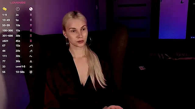 Snapshot of HitchcocianBlonde chatting on 10/14/25, 07:03 HitchcocianBlonde online show from 10/14/25, 07:03