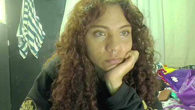 Snapshot of VioletV chatting on 02/18/26, 01:01 VioletV online show from 02/18/26, 01:01