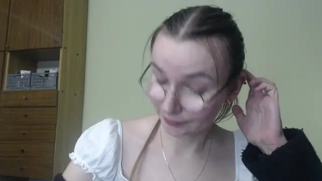 LooveELLYx online show from 12/20/24, 08:45