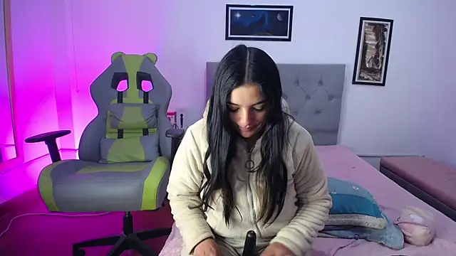 Esmeraldaa- online show from 10/15/25, 05:51