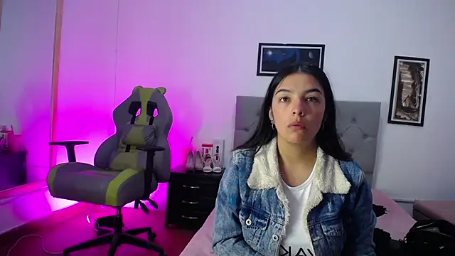 Esmeraldaa- online show from 10/22/25, 04:24