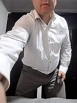 Snapshot of BigCristh79 chatting on 10/16/25, 05:36 BigCristh79 online show from 10/16/25, 05:36