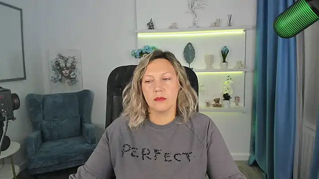 Snapshot of NinaStarle chatting on 09/18/25, 04:58 NinaStarle online show from 09/18/25, 04:58
