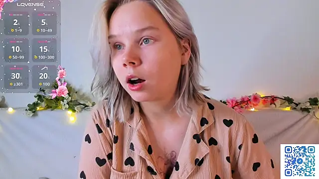 Snapshot of girlllsooft chatting on 11/07/25, 01:38 girlllsooft online show from 11/07/25, 01:38