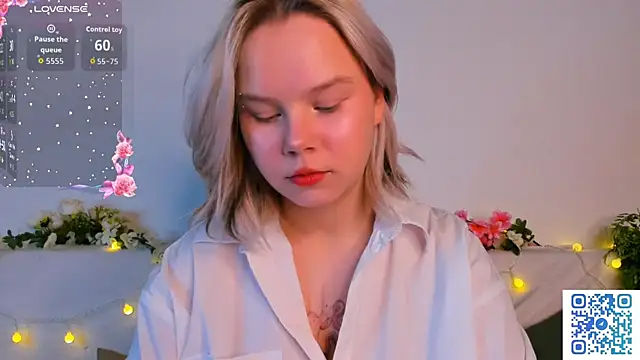 Snapshot of girlllsooft chatting on 11/10/25, 01:37 girlllsooft online show from 11/10/25, 01:37