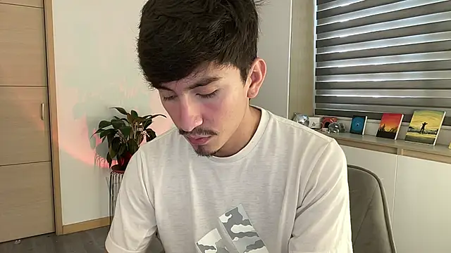 Snapshot of sweettaaron01 chatting on 10/28/25, 05:15 sweettaaron01 online show from 10/28/25, 05:15