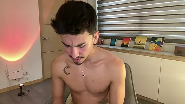 Snapshot of sweettaaron01 chatting on 11/12/25, 05:13 sweettaaron01 online show from 11/12/25, 05:13