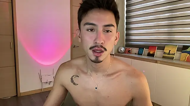 Snapshot of sweettaaron01 chatting on 11/17/25, 05:19 sweettaaron01 online show from 11/17/25, 05:19