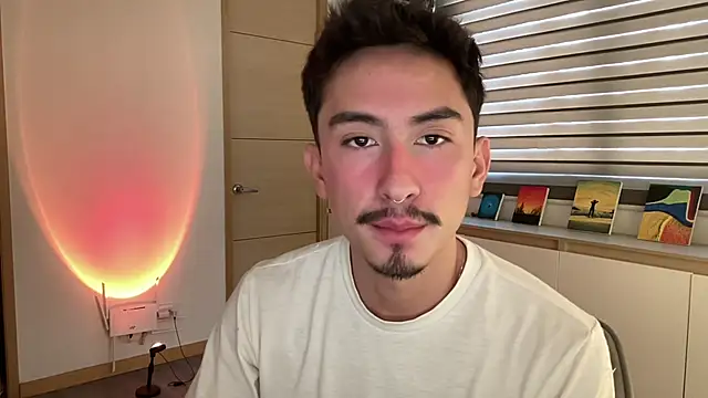 Snapshot of sweettaaron01 chatting on 11/18/25, 05:17 sweettaaron01 online show from 11/18/25, 05:17