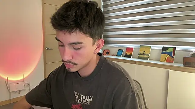 Snapshot of sweettaaron01 chatting on 11/20/25, 05:12 sweettaaron01 online show from 11/20/25, 05:12