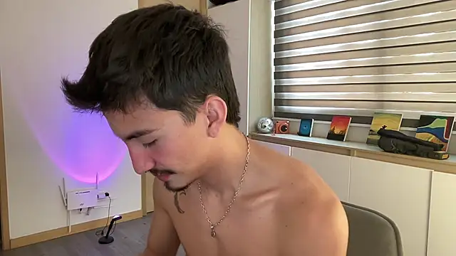 Snapshot of sweettaaron01 chatting on 11/24/25, 05:34 sweettaaron01 online show from 11/24/25, 05:34