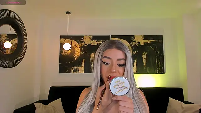 Snapshot of IsabellaMoreau chatting on 12/17/25, 08:37 IsabellaMoreau online show from 12/17/25, 08:37