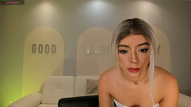 Snapshot of IsabellaMoreau chatting on 12/19/25, 08:16 IsabellaMoreau online show from 12/19/25, 08:16